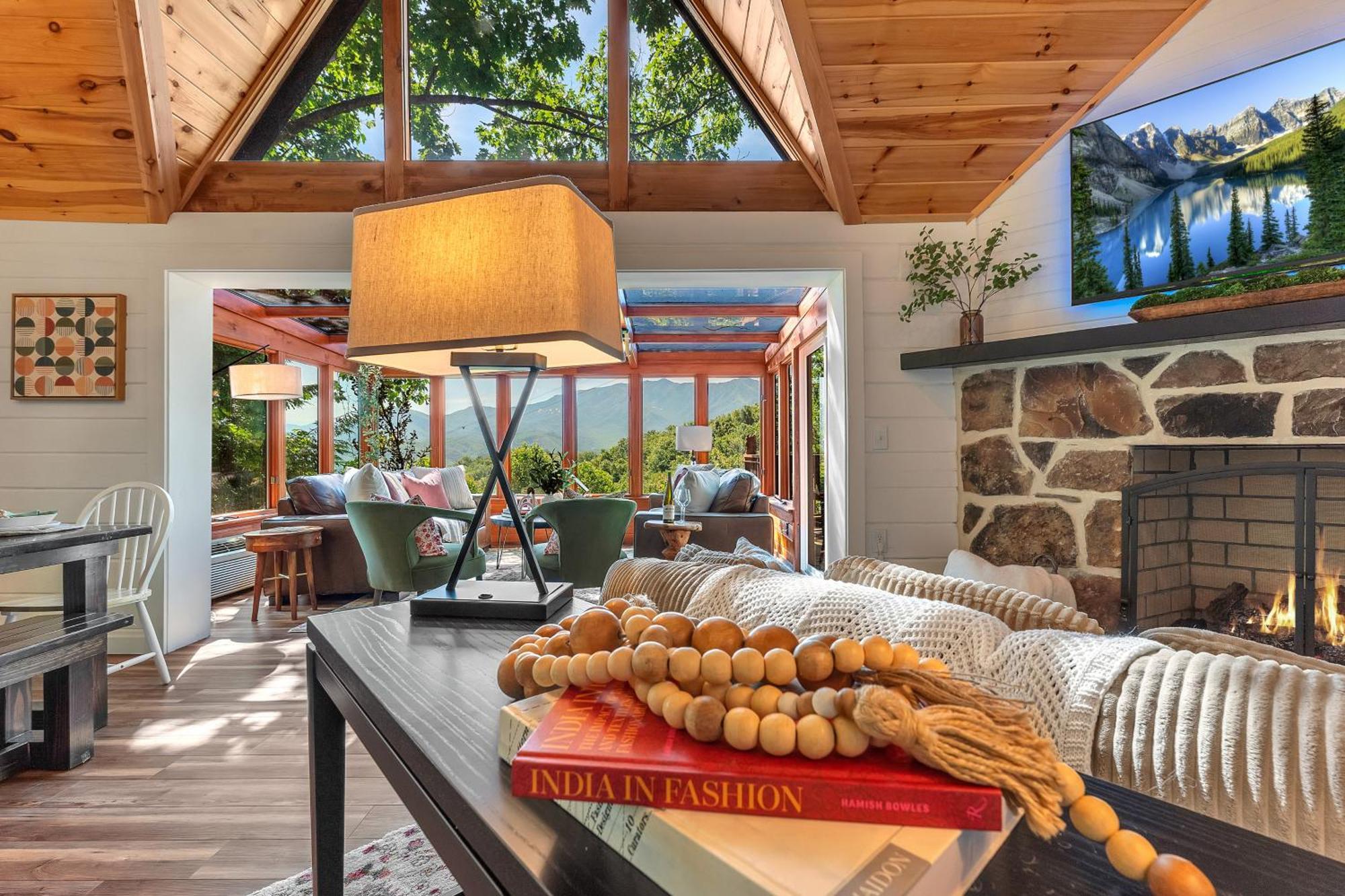 Family Chalet With Sauna, Hottub, Heavenly Views! Mins To Downtown! Гатлинбург Экстерьер фото